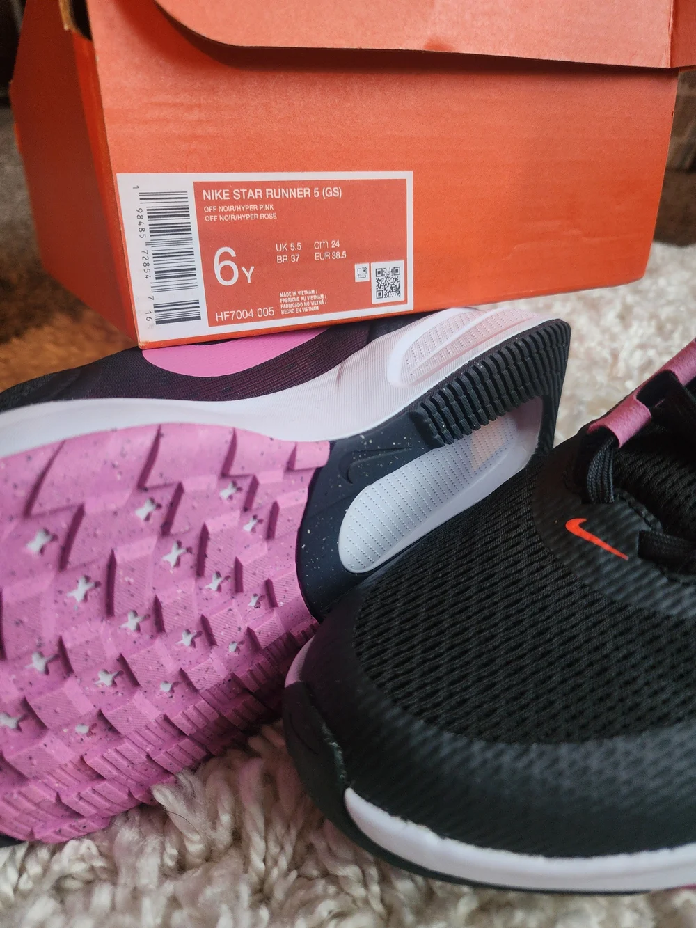 Nike Star Runner 5 size 6 Youth in Black & Pink Athletic Sneakers